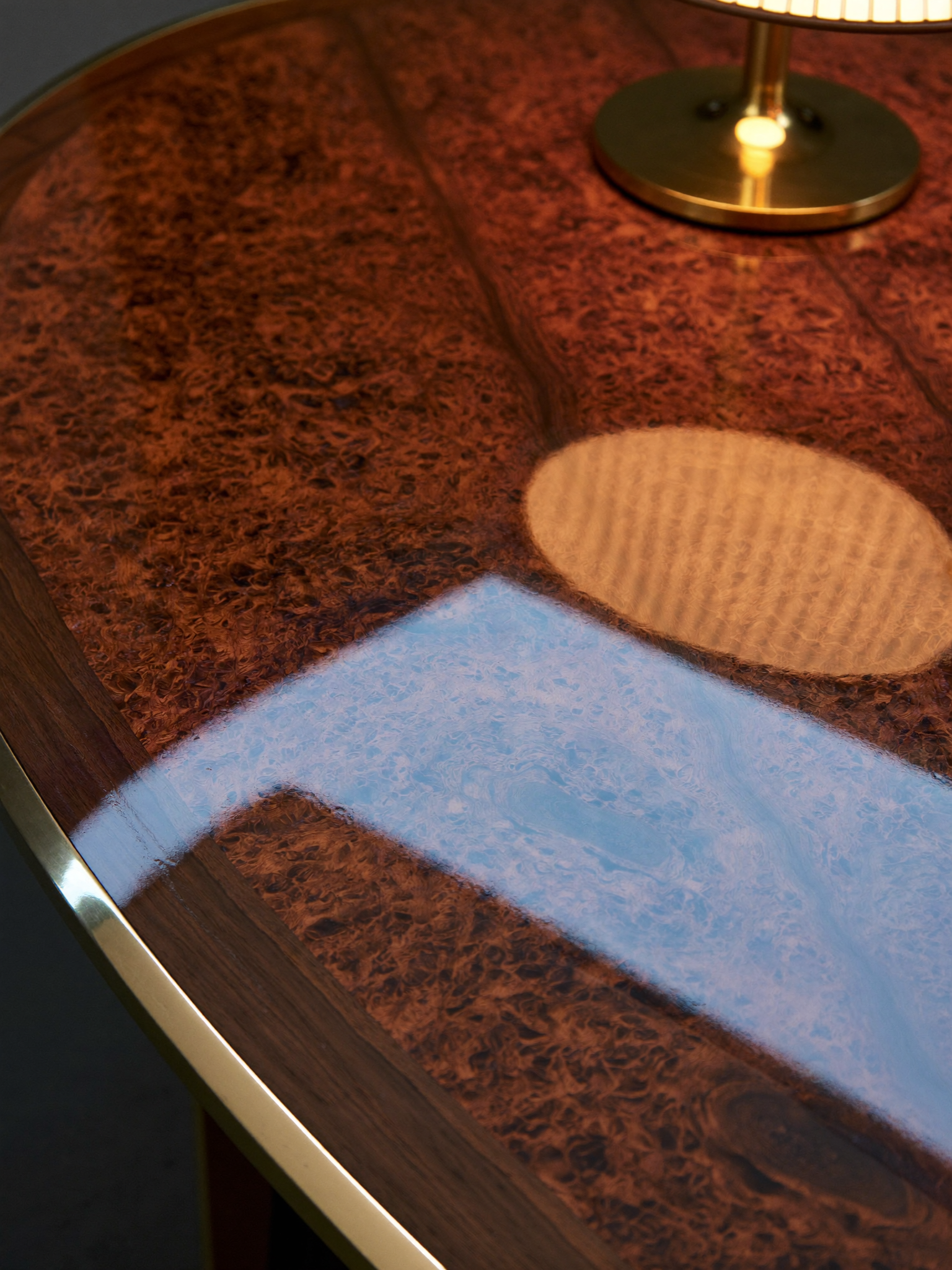 Wurzelholz und Messing — Material-Detail
